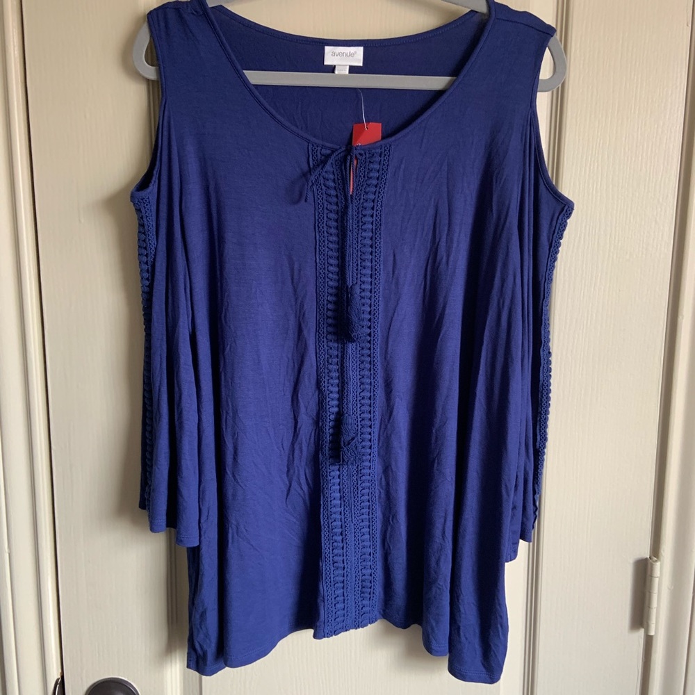 NWT Avenue cold shoulder top